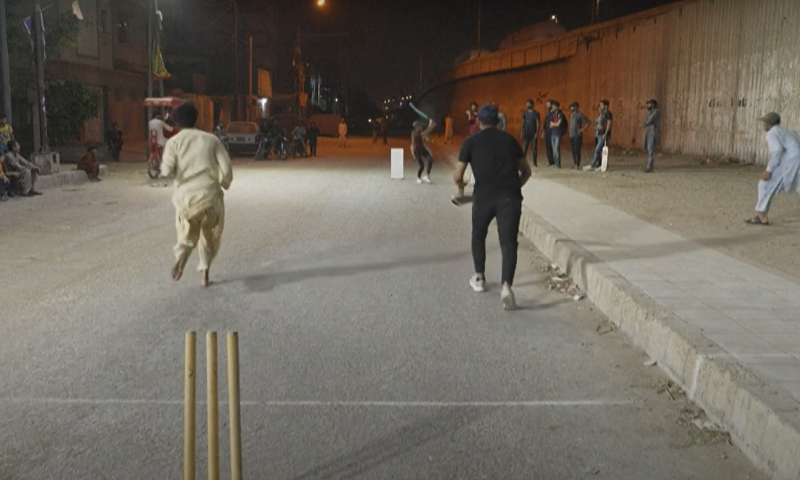 Watch Street Cricket in Karachi