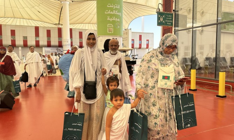 Makkah Route First Hajj Flights from Bangladesh, Malaysia Arrive in Kingdom of Saudi Arabia