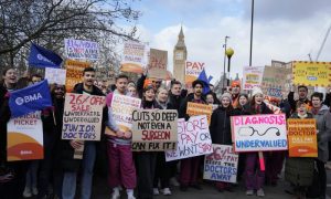 LONDON, senior doctors, England, Hospitals, government, health system