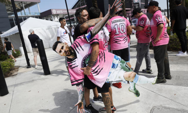 Fans Warmly Welcome Messi to Florida