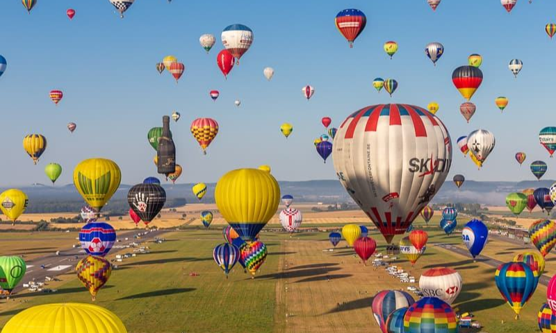 France Welcomes World's largest Air Balloons Get-together