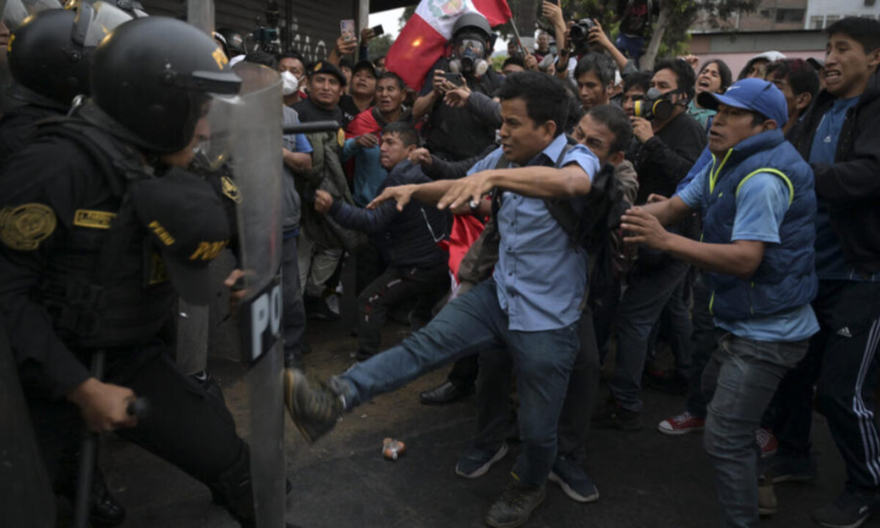 Peru: Police Personnel Clash with Protesters Demanding President Oust