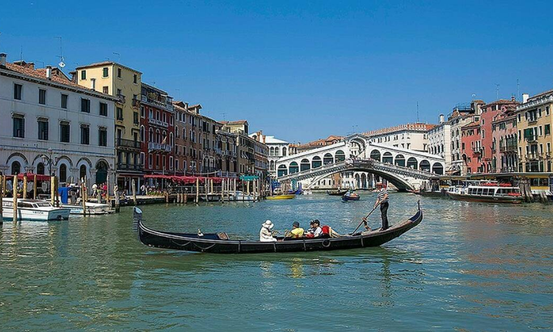 Tourists thrash Italy’s Venice amid UNESCO warnings