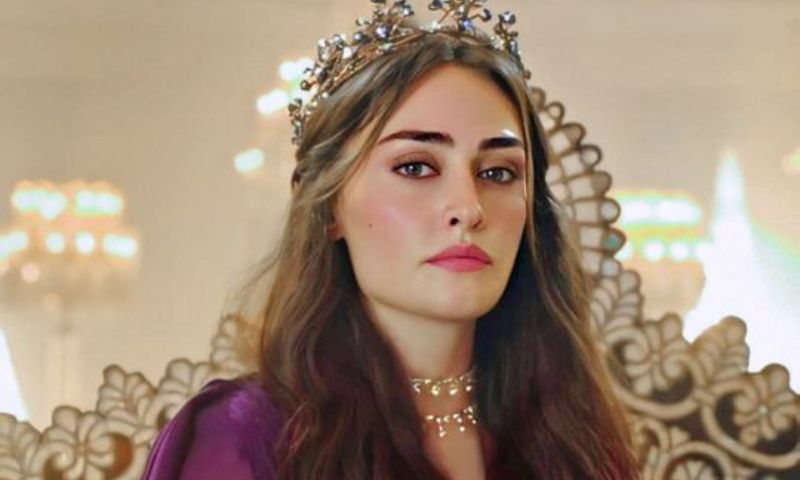 Türk oyuncu Esra Bilgiç yeni filmi ‘Atatürk’ün vizyona girdiğini duyurdu