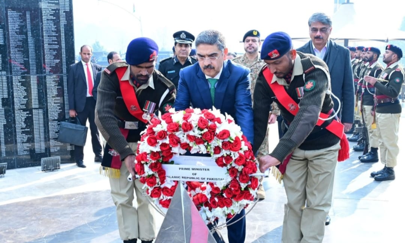 Caretaker PM Kakar Honours Martyrs at Yadgar-e-Shuhada in AJK (1)