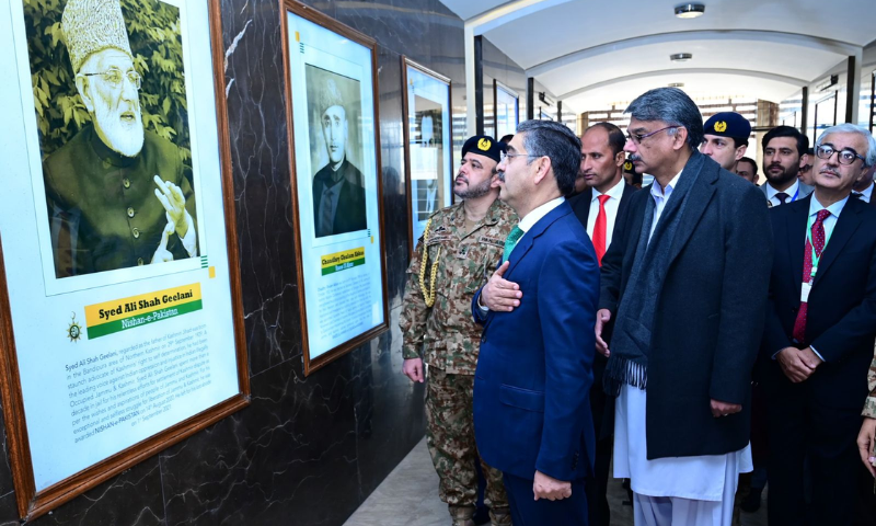 Caretaker PM Kakar Honours Martyrs at Yadgar-e-Shuhada in AJK