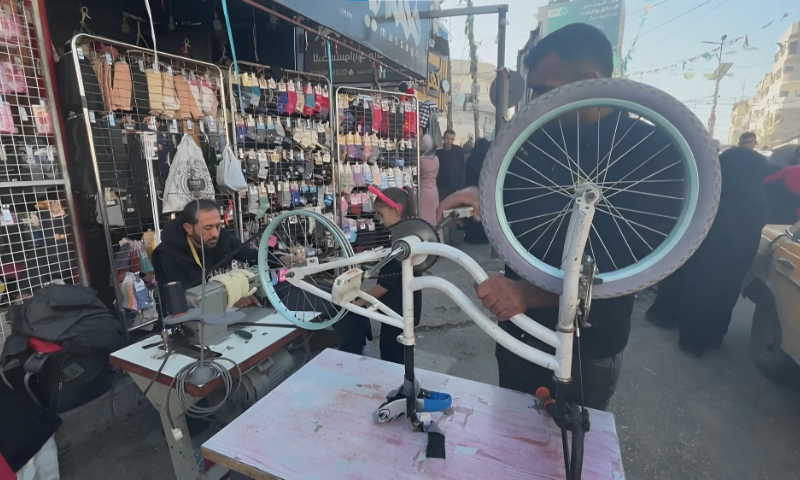 Displaced Gazan Tailor Crafts Bicycle-powered Sewing Machine Amid Power Cuts