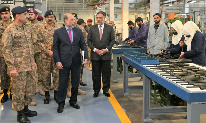 Army Chief Commends POFs Role in Pakistans Defense Industry 3