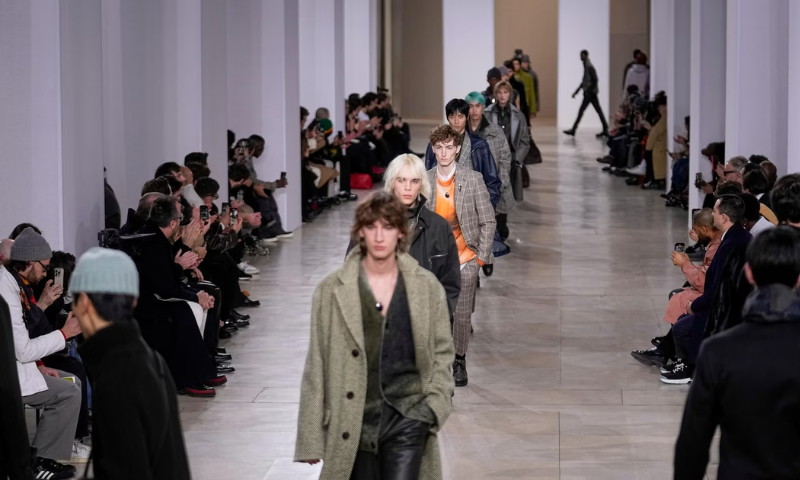 Paris Fashion Week Showcases Quiet Luxury Garments, Bold Colors on Runway