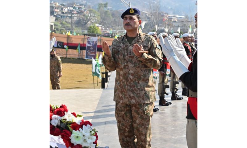 Pakistan Military, Civil Leadership Pay Tribute to Kashmiri Martyrs