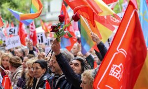 Thousands Rally to Persuade Spain's PM Sánchez Not to Resign