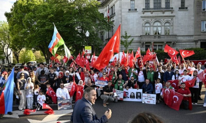 Turkish, Azerbaijani Communities Stage Protest in Washington in Response to Armenian Protests