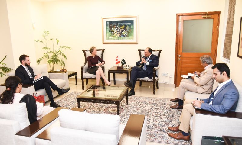 Canadian High Commissioner, Pakistan's Finance Minister Discuss Economic Cooperation