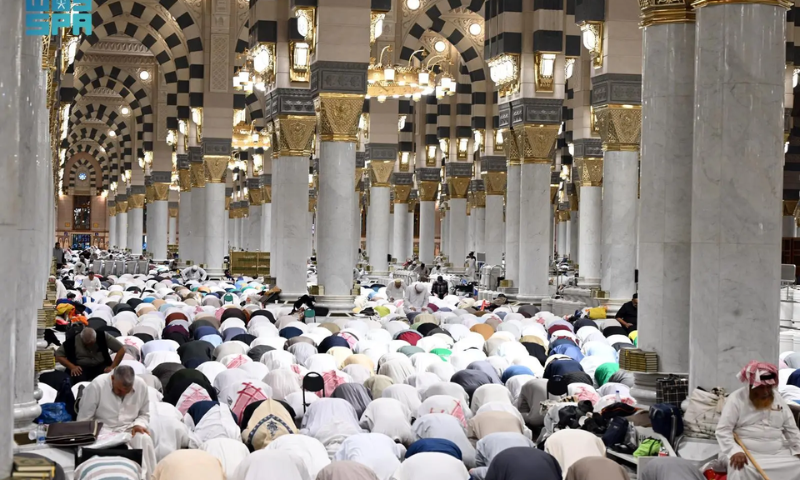 Pilgrims Offer First Friday Prayer After Hajj at Prophets Mosque 1
