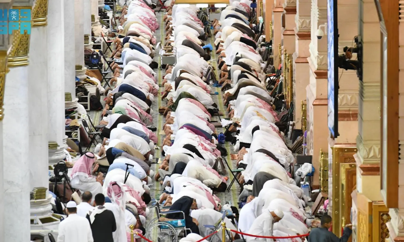 Pilgrims Offer First Friday Prayer After Hajj at Prophets Mosque 2