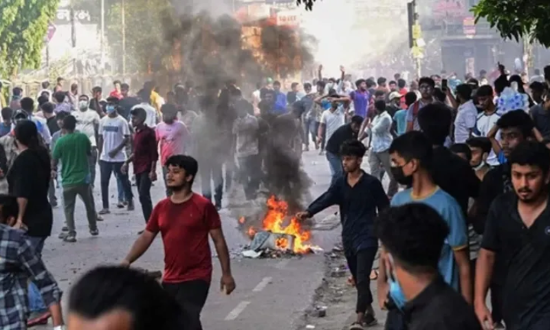 Bangladesh Arrests Exceed 2500 as Violent Protests Continue