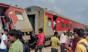 passenger train, Uttar Pradesh, northern India, overturned carriages, Chandigarh-Dibrugarh Express,