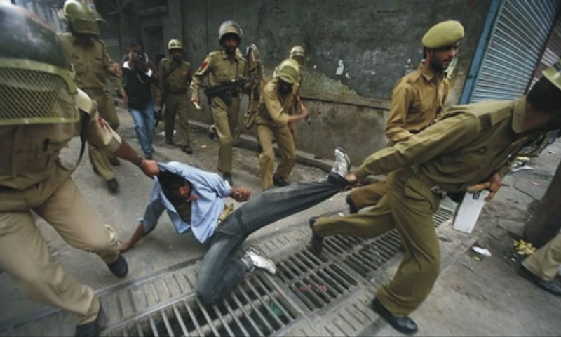 India’s War Crimes, 900 Kashmiris Martyed, Indian Troops,