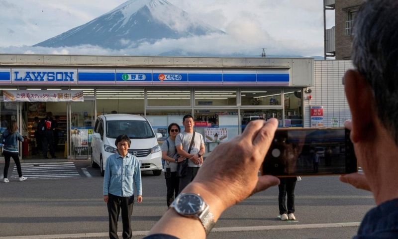 Japan, Fujikawaguchiko, Mount Fuji, Tourists,