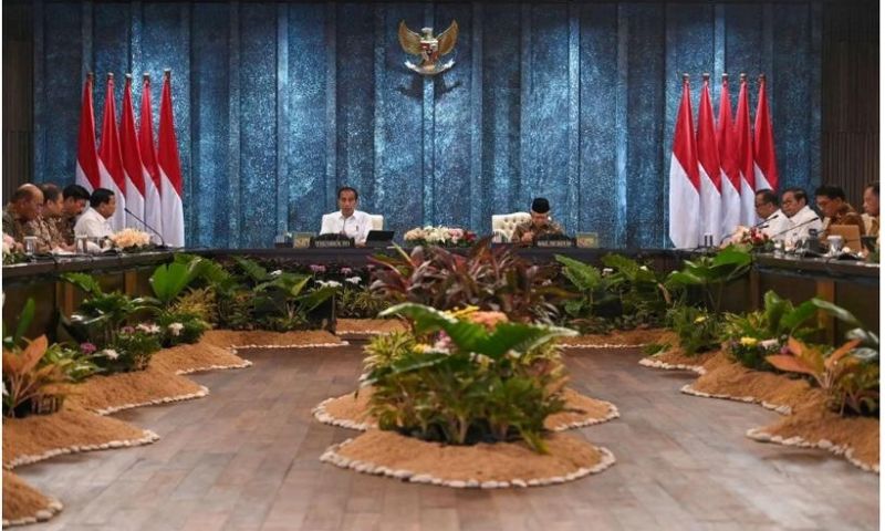 Presiden Indonesia memimpin rapat kabinet pertama di ibu kota baru