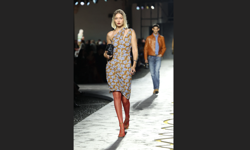 Gigi Hadid, Runway, Versace, Spring/Summer 2025 Show, Milan, Milan Fashion Week