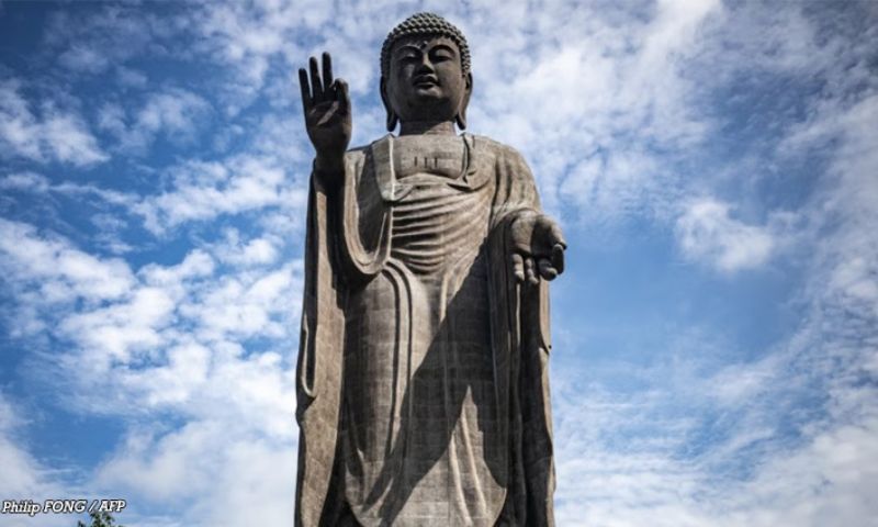 Japanese Climbers Clean World's Tallest Bronze Buddha